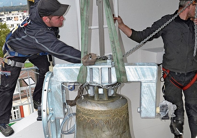 Glockenmontage in luftiger Höhe bei der Kirche HunzenschwilBilder: Rüetschi AG