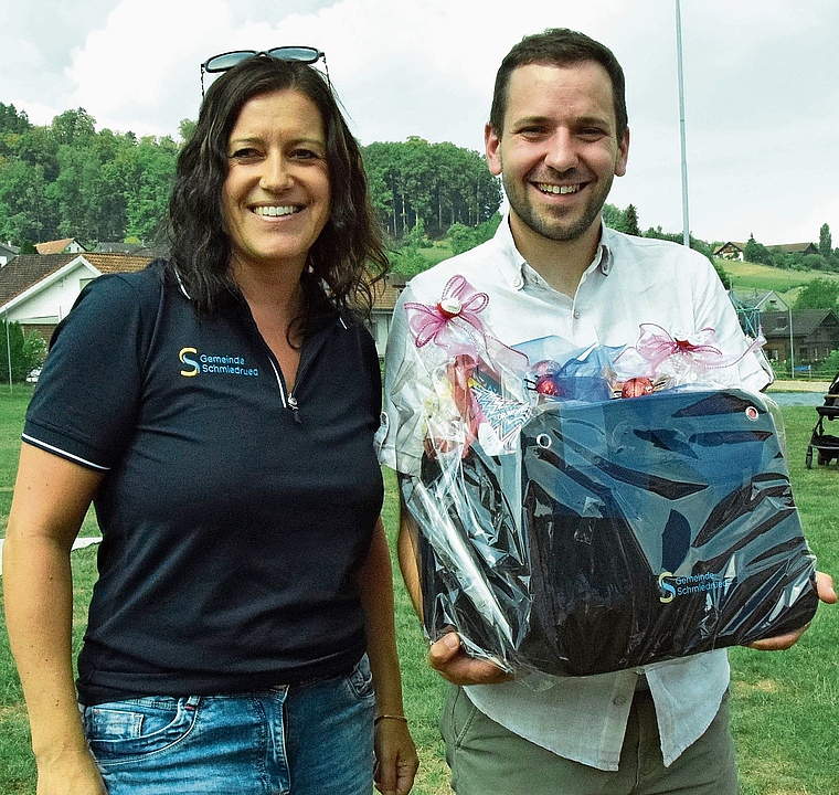 Erzeugnisse aus dem Ruedertal: Uriel Seibert freut sich sichtlich über das Geschenk der Schmiedrueder Frau GemeindeammannMarliese Loosli.Bild: Frieda Steffen