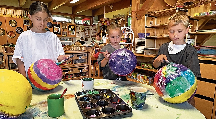 Planeten, Sterne und selbst gestaltete T-Shirts: Die Kinder des Kindergartens Moosacker von Cornelia Nobel heben für das Äntefescht thematisch ins Weltall ab. Bilder: RAN Planeten, Sterne und selbst gestaltete T-Shirts: Die Kinder des Kindergartens Moosacker von Cornelia Nobel heben für das Äntefescht thematisch ins Weltall ab. Bilder: RAN