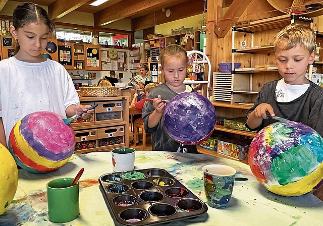 Planeten, Sterne und selbst gestaltete T-Shirts: Die Kinder des Kindergartens Moosacker von Cornelia Nobel heben für das Äntefescht thematisch ins Weltall ab. Bilder: RAN