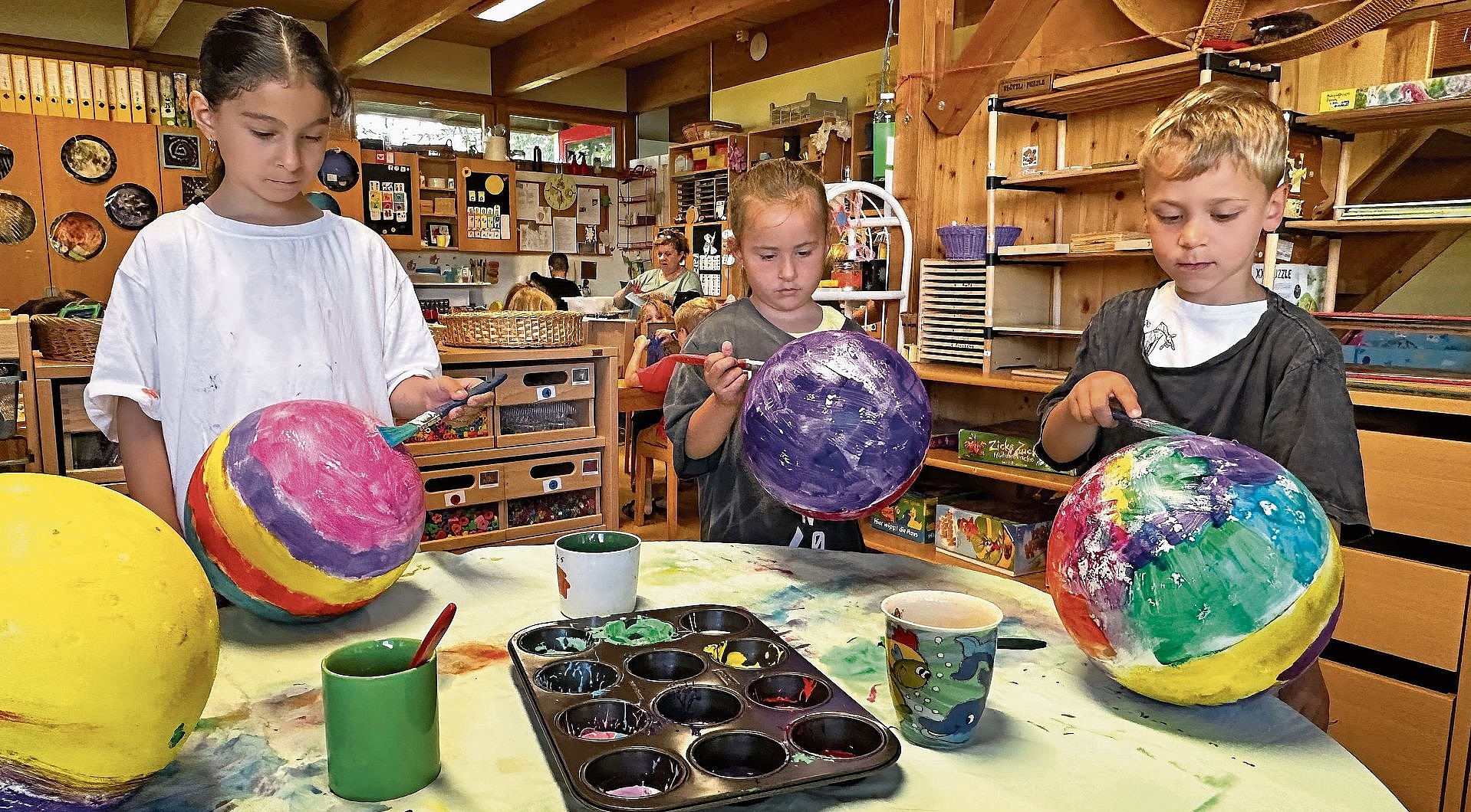 Planeten, Sterne und selbst gestaltete T-Shirts: Die Kinder des Kindergartens Moosacker von Cornelia Nobel heben für das Äntefescht thematisch ins Weltall ab. Bilder: RAN Planeten, Sterne und selbst gestaltete T-Shirts: Die Kinder des Kindergartens Moosacker von Cornelia Nobel heben für das Äntefescht thematisch ins Weltall ab. Bilder: RAN