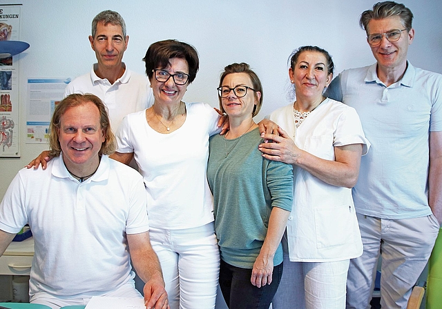 Maria Russo (3. von links) und ihr Team laden am 25. April zum Tag der offenen Tür in ihre Gesundheitspraxis in Kölliken ein.Bild: ZVG