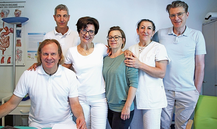 Maria Russo (3. von links) und ihr Team laden am 25. April zum Tag der offenen Tür in ihre Gesundheitspraxis in Kölliken ein.Bild: ZVG