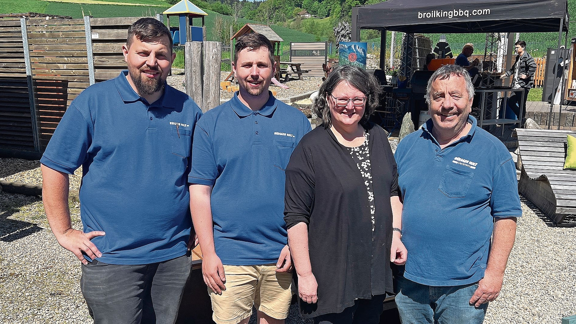 Rüegger Holz ist seit 20 Jahren ein Familienbetrieb: (von links) Cédric, Robin, Andrea und Peter Rüegger.Bilder: kf