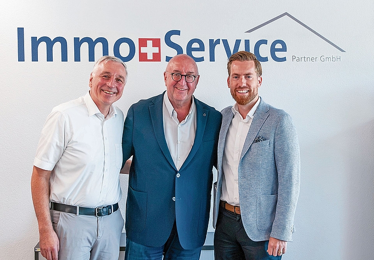 Per 1. Januar 2027 übergibt Frank Kessler (Mitte) die ImmoService Partner GmbH an seine beiden bisherigen Partner Matthias Hunger (links) und Andreas Bräm. Bild: ZVG