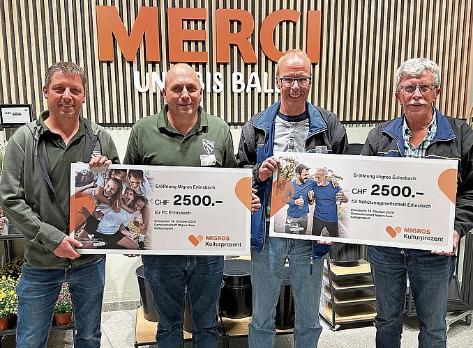 Erhielten einen Unterstützungsbeitrag aus dem Migros-Kulturprozent (von links): Andreas Hurter und Dominik Lauper (beide vom FC Erlinsbach) und Thomas Rost und Hans-Peter Maurer (beide Schützengesellschaft Erlinsbach). Erhielten einen Unterstützungsbeitrag aus dem Migros-Kulturprozent (von links): Andreas Hurter und Dominik Lauper (beide vom FC Erlinsbach) und Thomas Rost und Hans-Peter Maurer (beide Schützengesellschaft Erlinsbach).