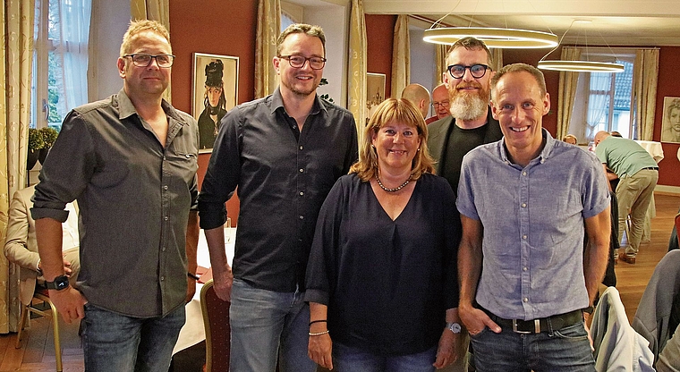 Sie führen den Gewerbeverein noch bis Ende 2028 und treten dann gemeinsam als Vorstandsmitglieder zurück (von links): Stephan Krenger, Simon Steiner, Präsidentin Monika Hochuli, Jörg Werfeli und Raphael Bossard. Bild: Ruedi Hunziker