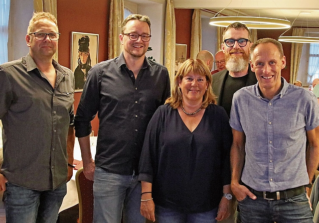 Sie führen den Gewerbeverein noch bis Ende 2028 und treten dann gemeinsam als Vorstandsmitglieder zurück (von links): Stephan Krenger, Simon Steiner, Präsidentin Monika Hochuli, Jörg Werfeli und Raphael Bossard. Bild: Ruedi Hunziker