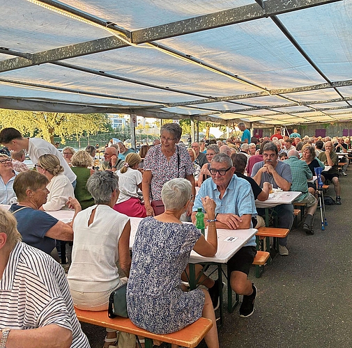 Schon am Freitagabend waren die Tische beim Vereinshaus der Pontoniere gefüllt. Schon am Freitagabend waren die Tische beim Vereinshaus der Pontoniere gefüllt.