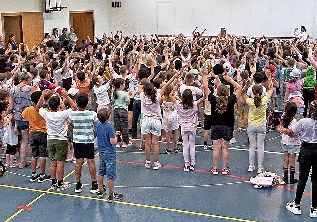 Der neue Entfelder Ohrwurm nimmt Gestalt an: Bei der gemeinsamen Probe in der Turnhalle Dorf in Oberentfelden singen die Unterstufenkinder den neuen Song erstmals als grosser Chor.Bild: AGU