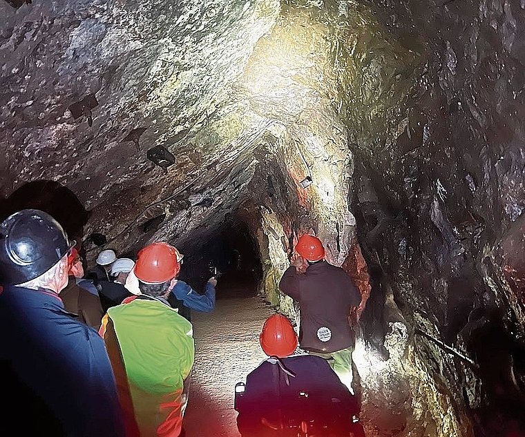 In der Asphaltmine von La Presta erfuhren die Männerchörler viel Wissenswertes.Bild: Hansruedi Helbling