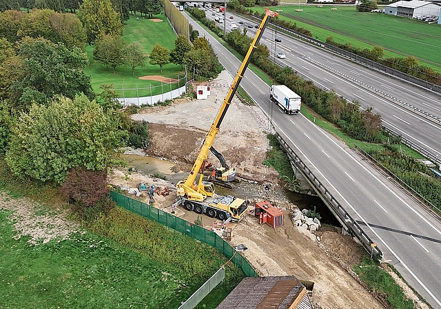 Die alte Brücke über die Suhre bleibt noch bis Februar 2027 in Betrieb. Zurzeit laufen die Arbeiten zur Verlegung der Gasleitung, bevor der eigentliche Brückenersatz beginnt. Bild: Martin Zürcher