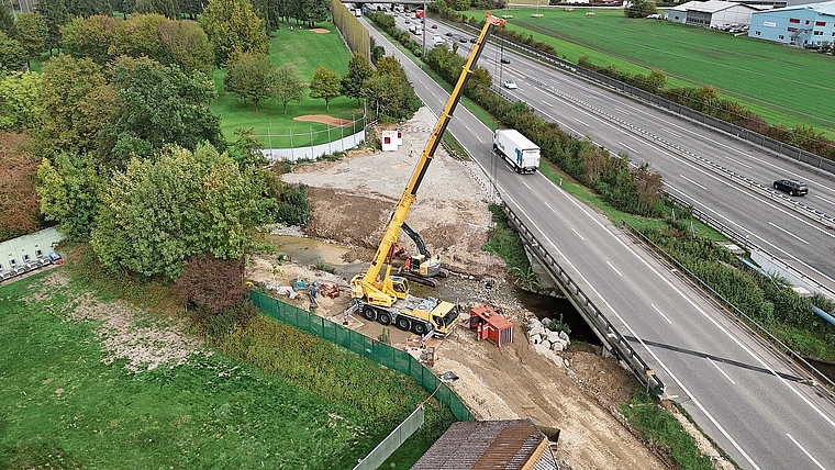 Die alte Brücke über die Suhre bleibt noch bis Februar 2027 in Betrieb. Zurzeit laufen die Arbeiten zur Verlegung der Gasleitung, bevor der eigentliche Brückenersatz beginnt. Bild: Martin Zürcher