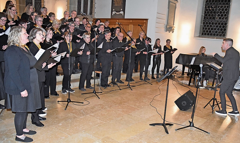 Mit vorbildlichem Engagement dirigierte Leiter Kevin Sieber den Chor Staffelbach. Bild: AWE Mit vorbildlichem Engagement dirigierte Leiter Kevin Sieber den Chor Staffelbach. Bild: AWE