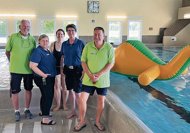 Ein Teil des Badi-Teams war Taufpate: (von links) Joey De Groot, Nicole Keller, Rebecca Schnell, Badi-Chefin Cony Zimmerli und Peter Fehlmann.