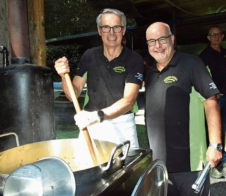 Daniel Brunner und Thomas Bolliger sorgten am grossen Kochtopf dafür, dass die traditionelle «Suppe mit Spatz» bestens gelang.Bild: St.