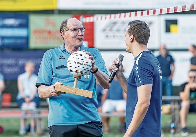 Jürg Hochuli wird für sein Wirken im STV Schlossrued geehrt. Bild: Fabio Baranzini