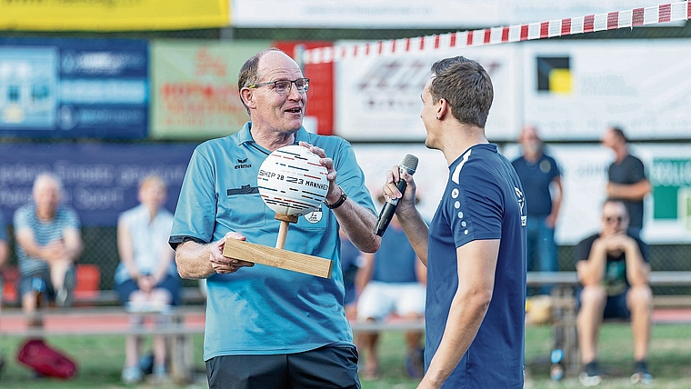 Jürg Hochuli wird für sein Wirken im STV Schlossrued geehrt. Bild: Fabio Baranzini