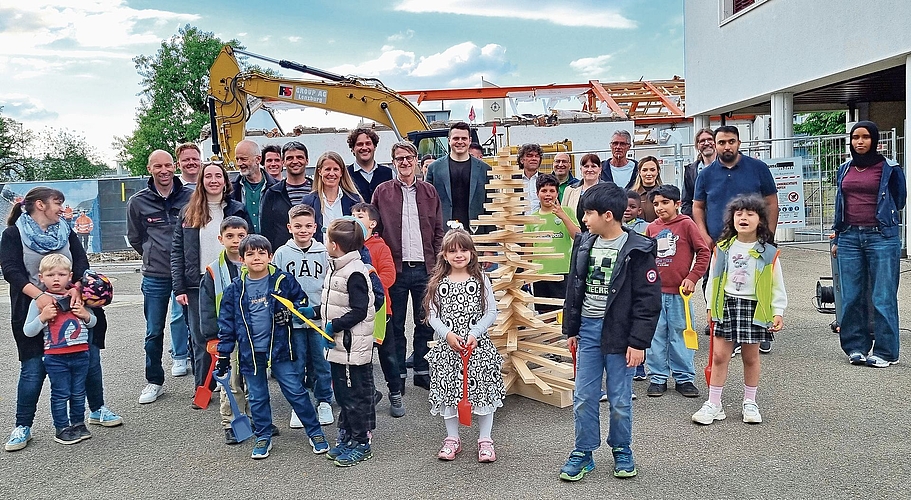 Alle Projektbeteiligten – Vertreter der Gemeinde, der Schule, der Planer und der Bauunternehmen – versammelten sich zum gemeinsamen Gruppenbild zum Auftakt der bauarbeiten des Neubaus «Donum Silvae» in Suhr. Bild: ZVG