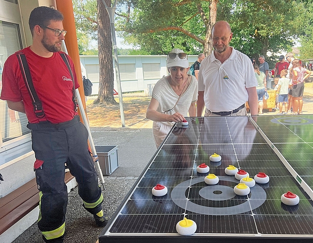 Gemeinderatsduell im «PV-Curling» zwischen Gerda Amberg und Guido Scherer.