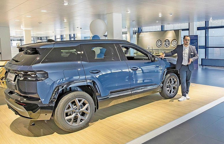 Alex Catroppa präsentiert einen neuen Jeep Compass.