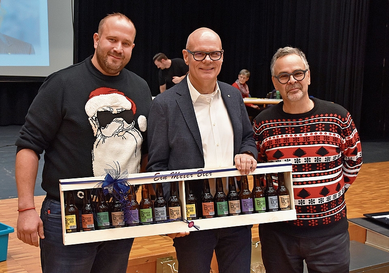 Einheimisches Bier zum Abschied des Gemeindepräsidenten (von links): Einwohnerratspräsident Marc Jaisli, Gemeindepräsident Urs Affolter, Einwohnerrats-Vizepräsident Reto Bianchi .Bild: RAN