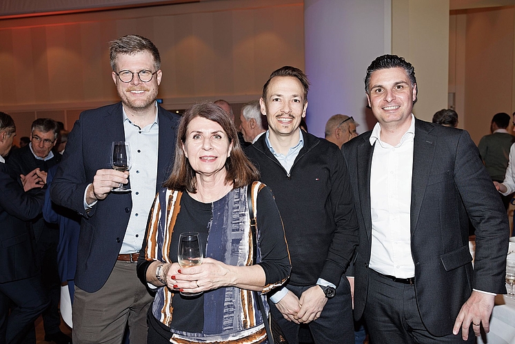 Suhrs Gemeindepräsidentin Carmen Suter-Frey (parteilos) mit den Suhrern Fabian Lüscher und Kevin Dietiker von der Firma Kendris, sowie Daniele de Rosa (Valiant Bank).