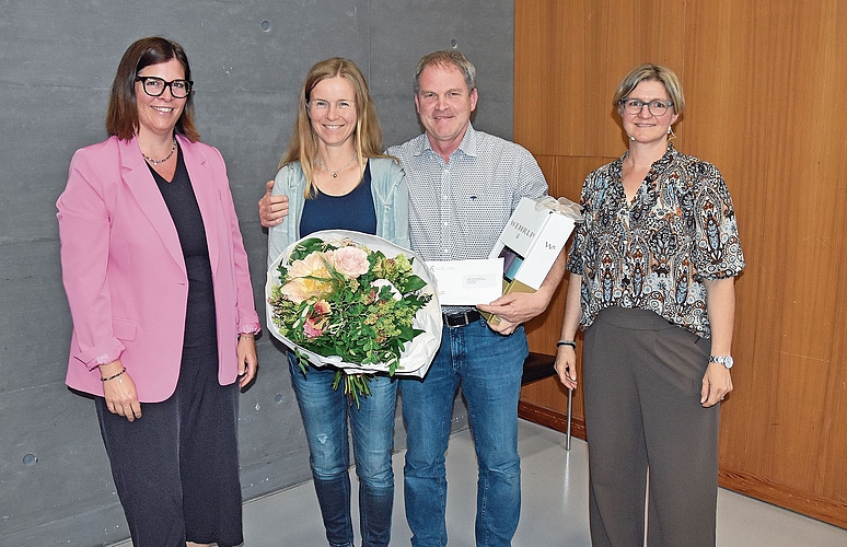 Yvonne und Adrian Huber (Mitte) wurden für den Gewinn des Aargauer Unternehmer- und des Publikumspreises von Gemeinderätin Livia Hofmeier (links) und Gemeindepräsidentin Irene Bärtschi geehrt. Yvonne und Adrian Huber (Mitte) wurden für den Gewinn des Aargauer Unternehmer- und des Publikumspreises von Gemeinderätin Livia Hofmeier (links) und Gemeindepräsidentin Irene Bärtschi geehrt.
