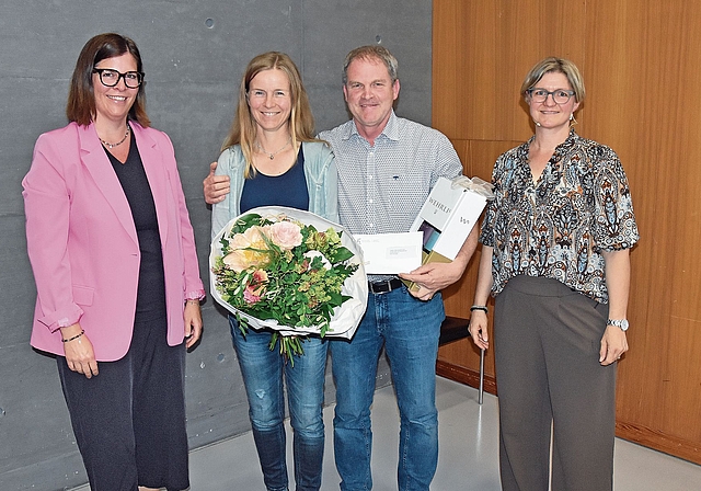 Yvonne und Adrian Huber (Mitte) wurden für den Gewinn des Aargauer Unternehmer- und des Publikumspreises von Gemeinderätin Livia Hofmeier (links) und Gemeindepräsidentin Irene Bärtschi geehrt. 