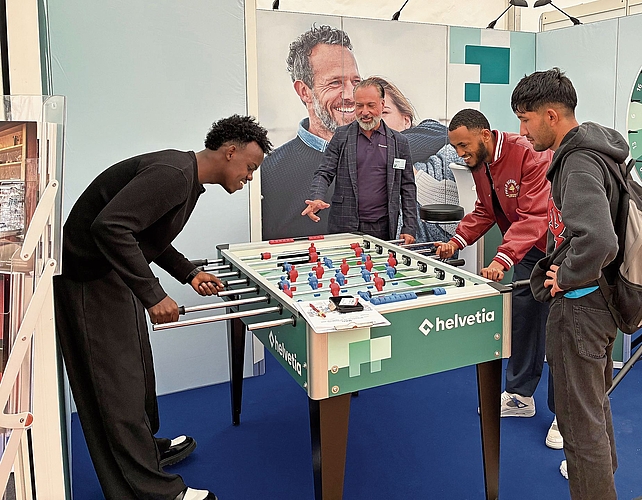 Spass beim «Töggelen» am Stand von Helvetia. Spass beim «Töggelen» am Stand von Helvetia.