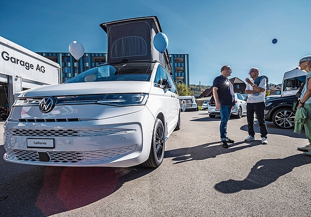 Die aktuellen VW-Fahrzeuge waren auf dem Vorplatz ausgestellt.Bild: Suhre Garage
