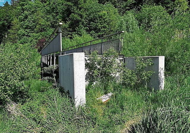 Die ehemalige Suhrebrücke steht in Uerkheim bereits an ihrem künftigen Standort über der Uerke. Wenn die Fuss- und Velowege im Rahmen des Hochwasserschutzprojekts realisiert sind, wird sie genutzt werden können.Bild: RAN