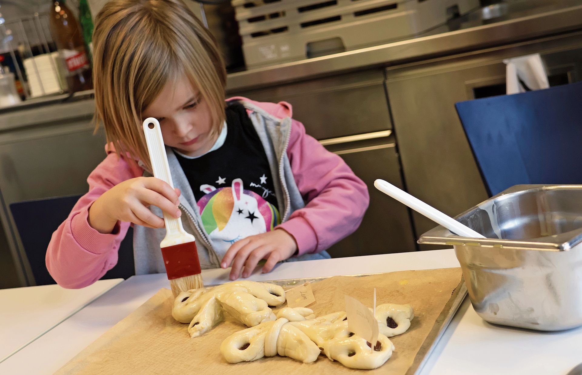 Viel Leidenschaft und Freude beim Gritibänze-Backen. Bild: KHO