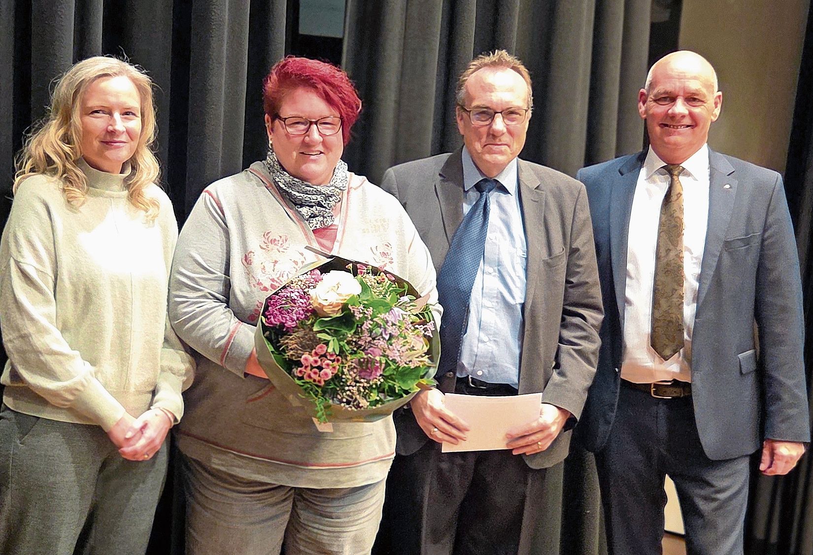 Gemeinderätin Beatrice Tschanz (links) und Gemeindeammann Daniel Zünd (rechts), verabschieden Andrea und Philippe Bally, der 16 Jahre im Gemeinderat amtete.