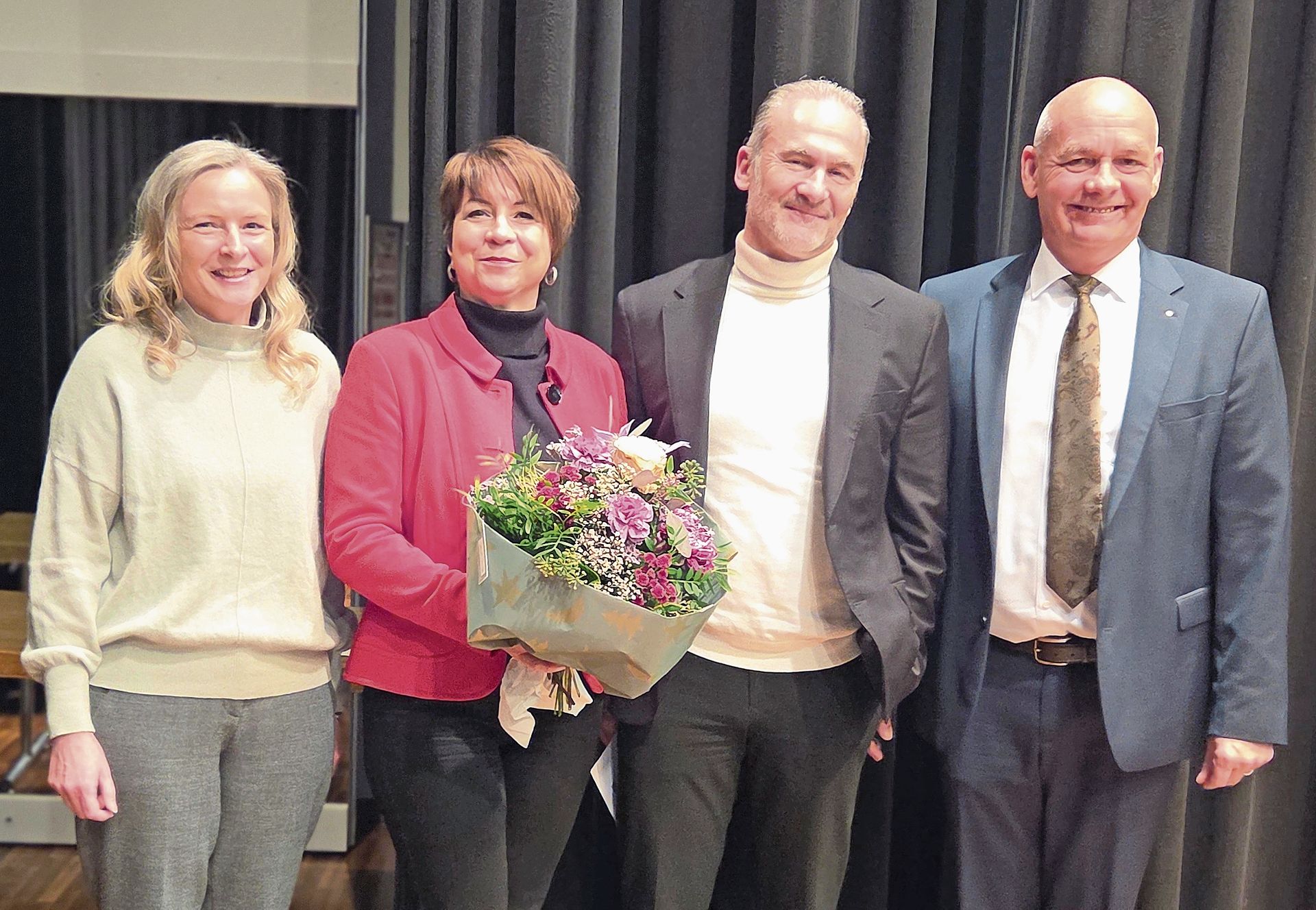 Gemeinderätin Beatrice Tschanz (links) und Gemeindeammann Daniel Zünd (rechts), verabschieden auch Monika und Roger Hänggi, der vier Jahre im Amt war. Bilder: ZVG