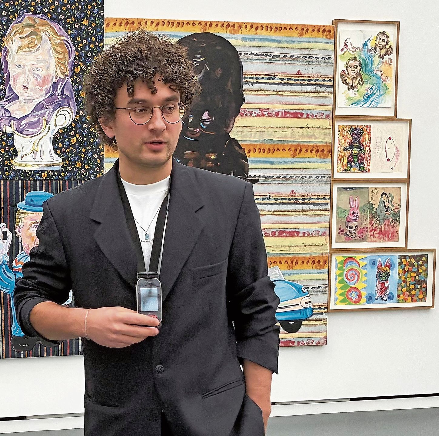 Kurator Julian Denzler führt durch die Auswahl.