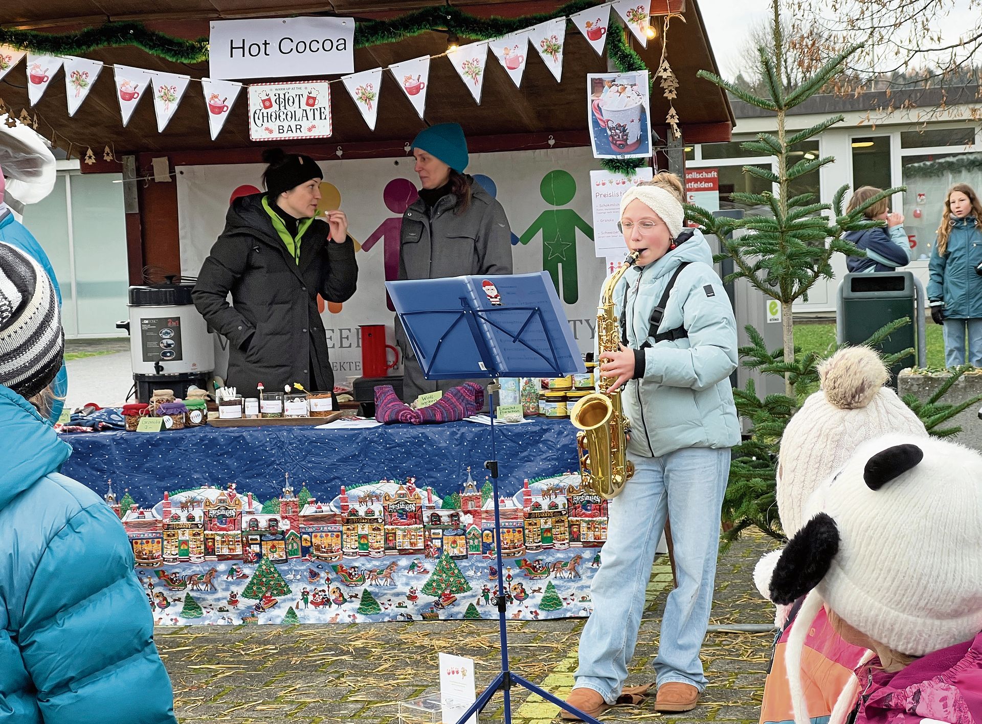 Eine junge Saxophonistin spielte am Stand von «Volunteers for Humanity» und sammelte Spenden.