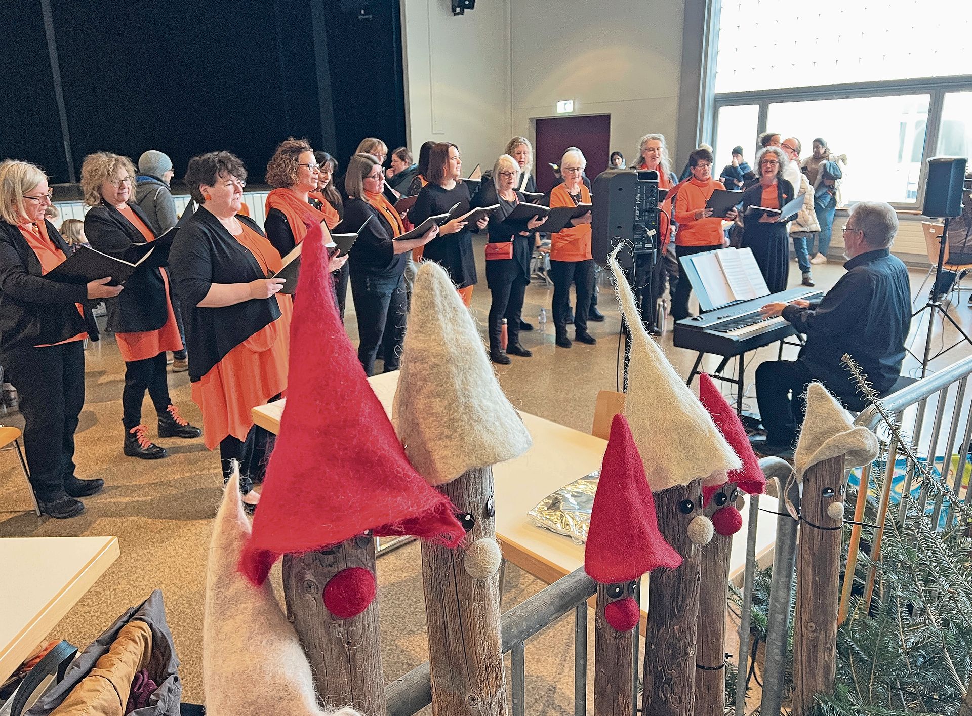 Die Cantanten bei ihrem Auftritt in der Bächlihalle, wo die Kaffeestube war. Bilder: Kaspar Flückiger