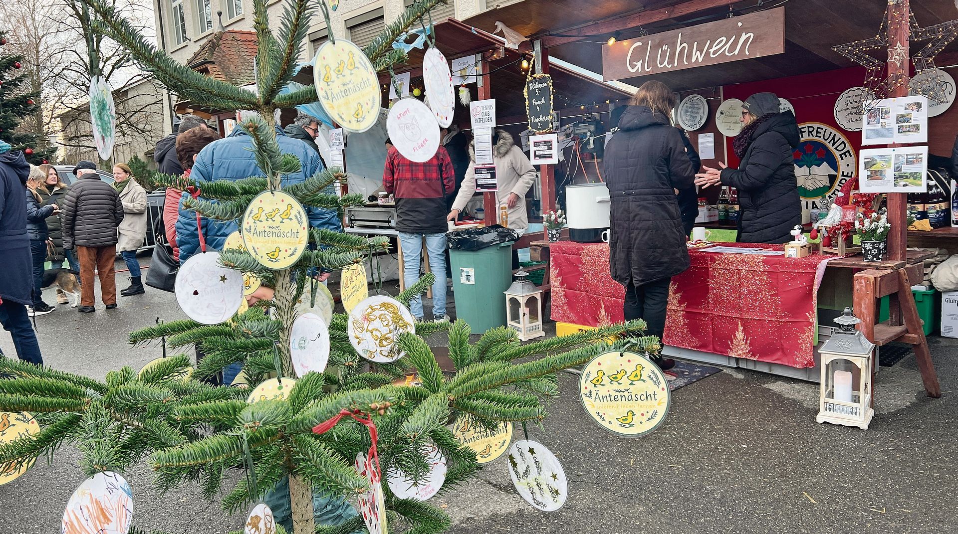 An über 20 Stände konnte am Weihnachtsmarkt vor dem Gemeindehaus Unterentfelden eingekauft werden. 