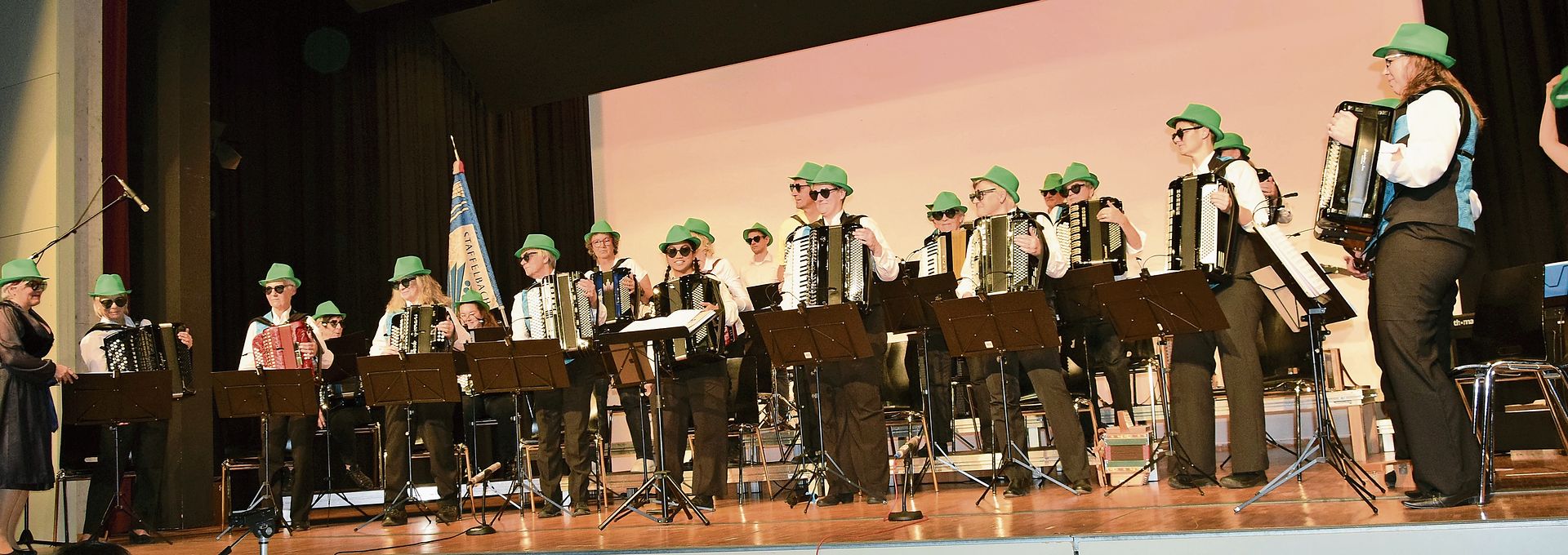 «Cordula Grün»: Dazu gehörten natürlich die grünen Hüte. Dies war auch gleich das Abschiedsbild für die Dirigentin Susanne Bucher. Bilder: Frieda Steffen