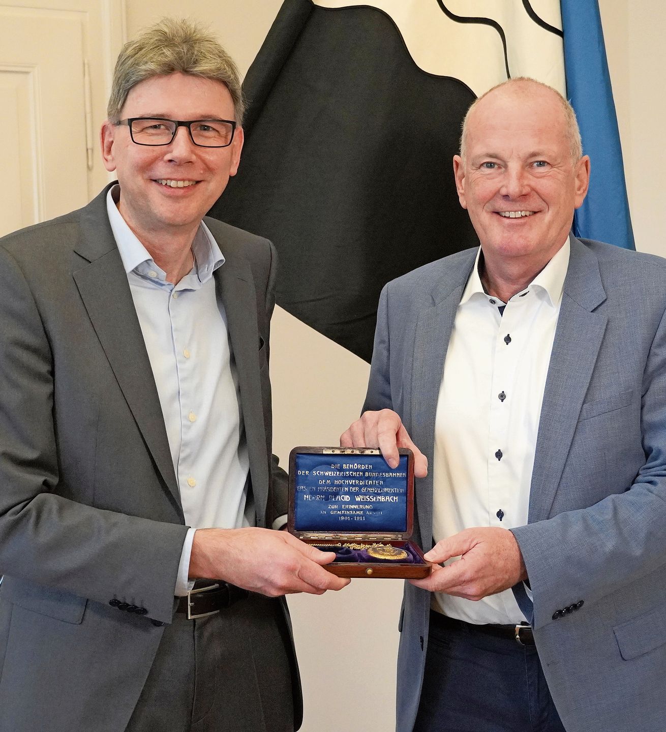 Nach dem Wahlakt übergab Regierungsrat Dieter Egli traditionsgemäss die Landammann-Uhr an seinen Nachfolger Stephan Attiger.