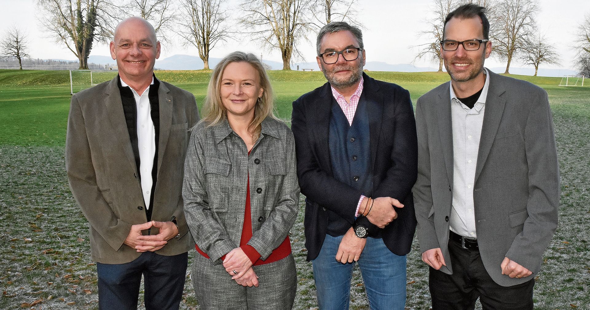 Blicken optimistisch in das neue Jahr (von links): Gemeindeammann Daniel Zünd, Vizeammann Beatrice Tschanz sowie die neuen Safenwiler Gemeinderäte Martin Schelshorn und Andrin Hottiger. Es fehlt Jörg Werfeli. Bilder: AWE