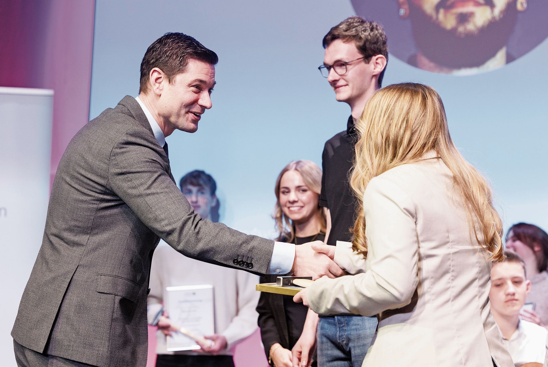 AGV-Präsident Benjamin Giezendanner hatte viele lobende Worte für den Nachwuchs bereit und nahm die Ehrung der besten Aargauer Lernenden des Jahres 2025 persönlich vor. Bilder: Severin Bigler