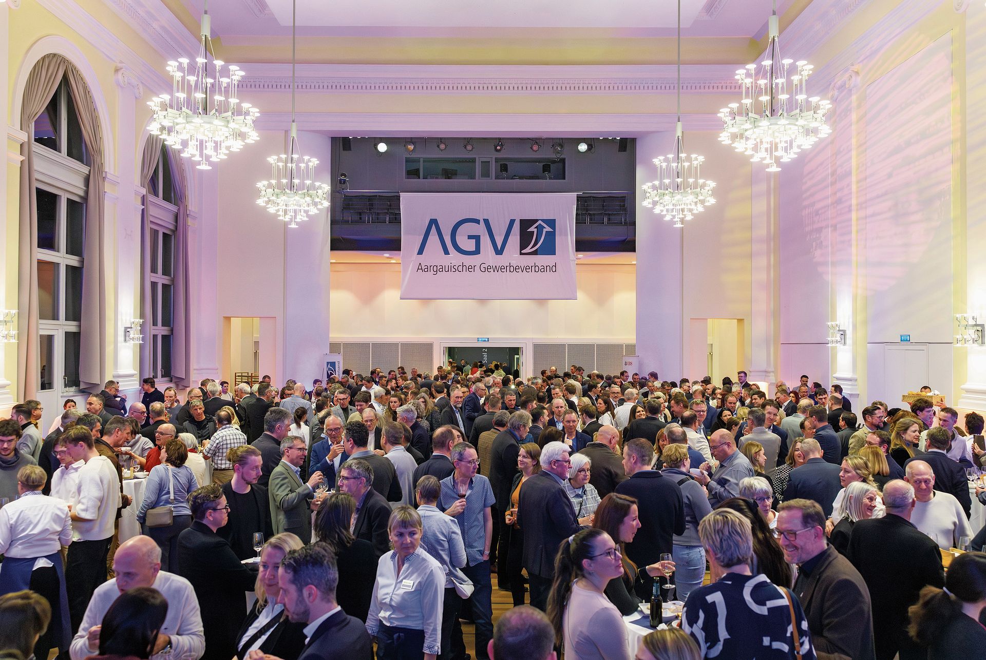 Gegen 700 Gäste nahmen am Neujahrsapéro des Aargauischen Gewerbeverbandes in Aarau teil, bei dem KI und die wirtschaftliche Entwicklung Deutschlands im Fokus standen. 