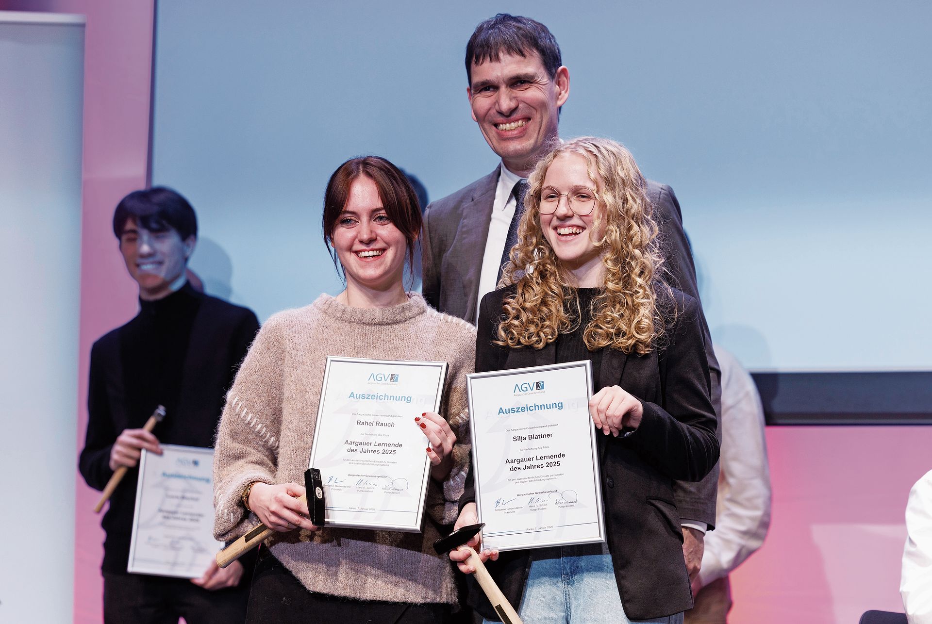 Das waren die anwesenden Zweitplatzierten der besten Aargauer Lernenden 2025: Rahel Rauch (links) und Silja Blattner mit AGV-Vizepräsident Hans R. Schibli aus Oberentfelden.