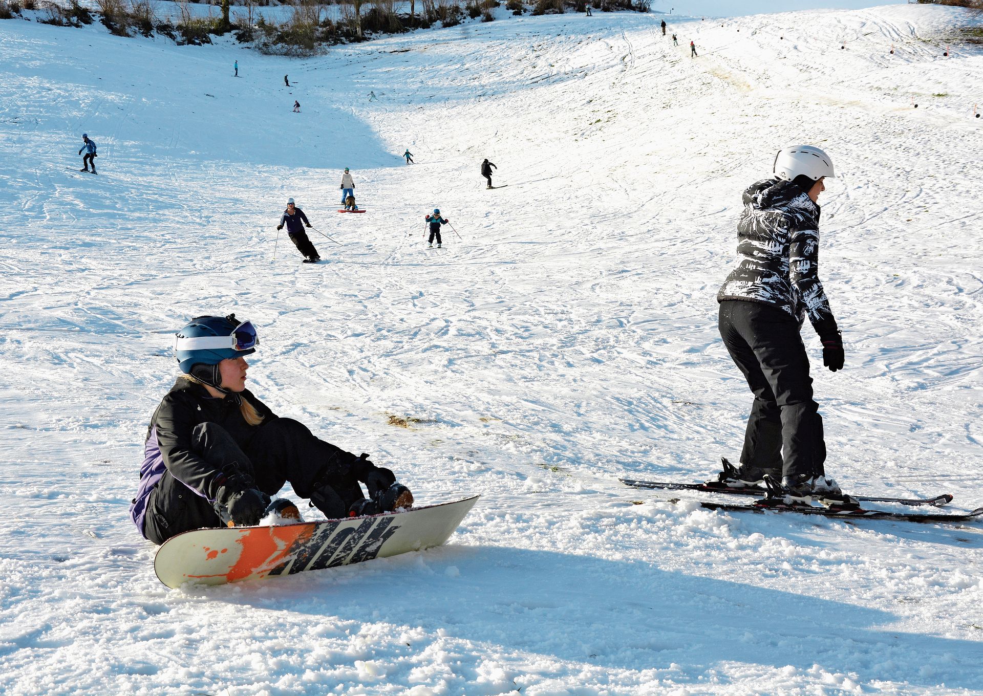 Gemeinsam auf dem Hang: Snowboarder und Skifahrer teilen sich den «Piz Graben» – jung und alt, Anfänger und Geübte, vereint durch die Freude am Wintersport.