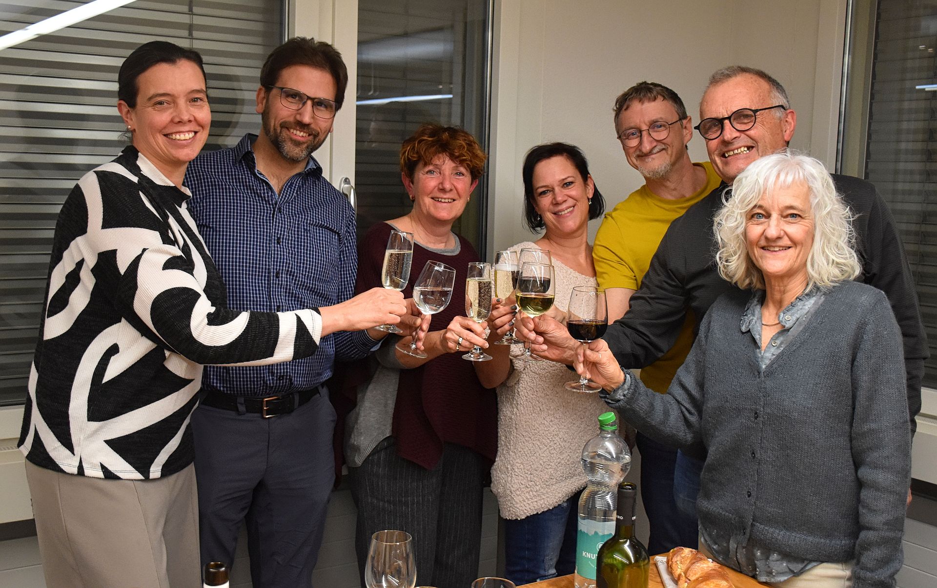 Die anwesenden Vorstandsmitglieder stossen auf das neue KUKUK-Programm 2026 an (von links): Erika Michel, Rolf Gerber, Irène Friedl, Tania Fiorini, Peter Michel, Martin Bruder und Vreni Gubler.Bild: RAN