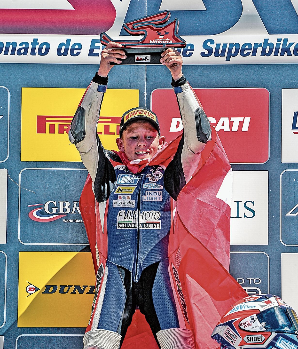 Jubel nach dem Sieg in Aragon: Alessio Arnold feiert einen seiner Rennerfolge 2025.