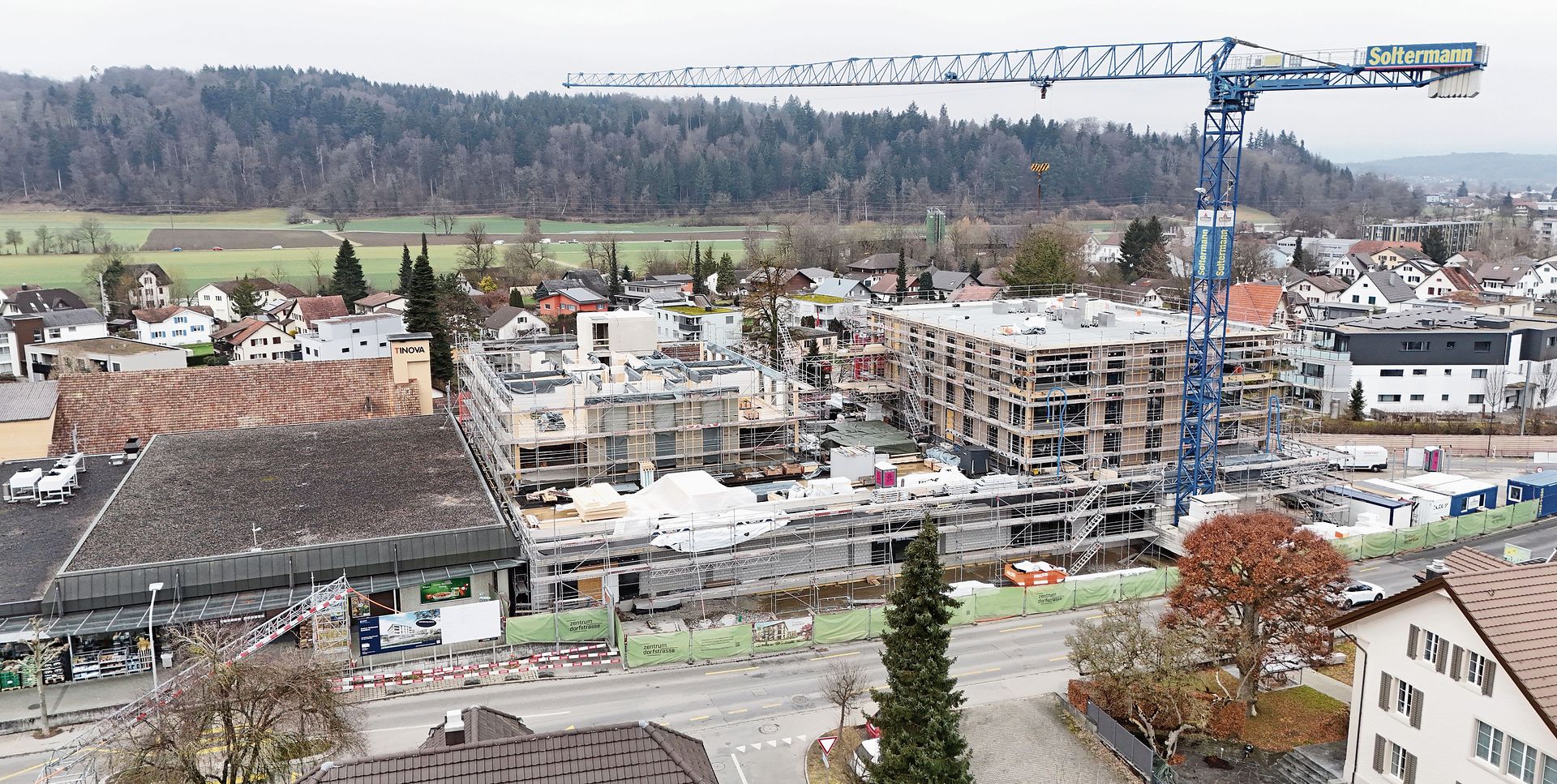 So zeigt sich die Überbauung an der Dorfstrasse aktuell. Gemäss Bauherrin ist der Rohbau der ersten Etappe abgeschlossen.Bild: TIZ