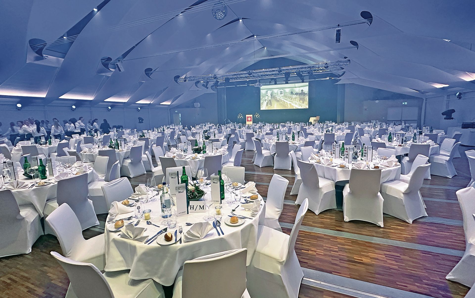 Der grosse Saal der Bärenmatte zeigt sich festlich gedeckt und vorbereitet für einen Anlass – das Kultur- und Kongresszentrum bietet Platz für Veranstaltungen mit bis zu 800 Gästen. Bild: RAN